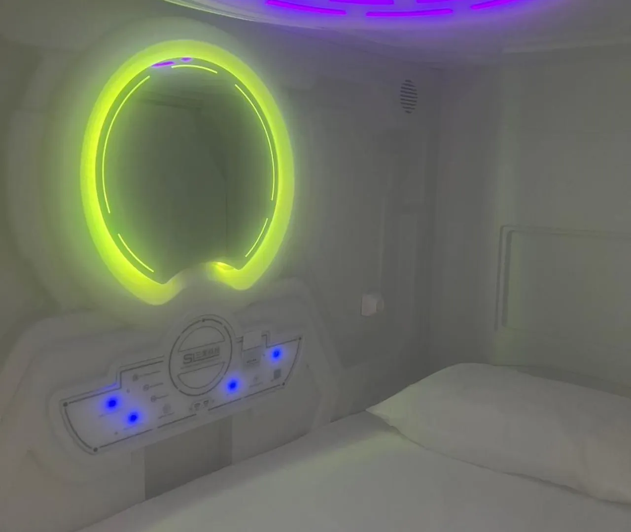 Capsule hotel Air Hostel Capsules Airport Gava